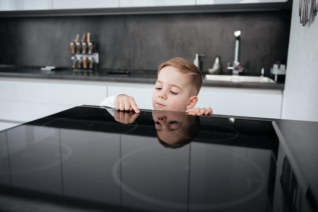 https://ceramiccookwarehub.com/wp-content/uploads/2019/12/dangerous-situation-in-the-kitchen-child-playing-with-electric-oven.jpg